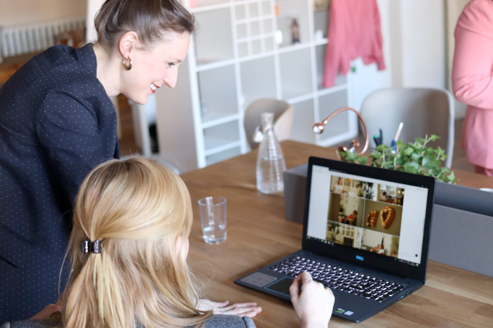 How teacher can help students with an online course